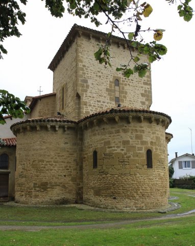 01. Saint-Pierre du Mont - chevet de l\'église [photo JPV]